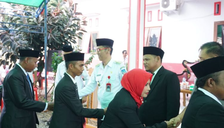 Bupati Bosel Hi.Iskandar Kamaru Memberikan salam kepada anggota BPD yang baru dilantik