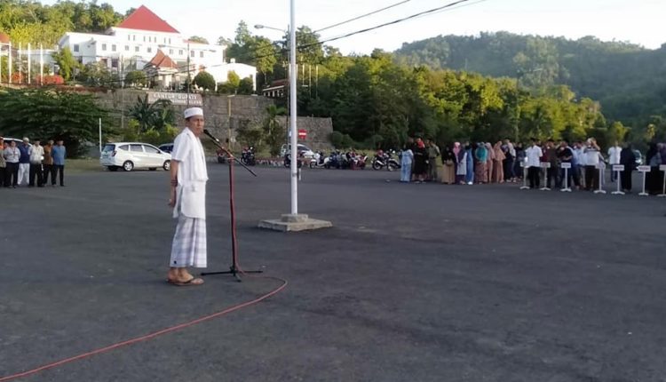 Hi. Iskandar Kamaru, S.Pt .Mengambil Apel ASN Jumat BERKAH di halaman perkantoran Pemkab Bolsel, Panango, Desa Tabilaa, Kecamatan Bolaang Uki, Jumat (28/2/2020).