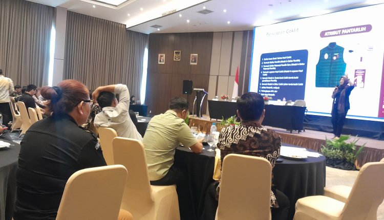 Koordinator Divisi Perencanaan dan Data Lanny Ointoe memberikan Bimbingan Tekhnis (Bimtek) terkait dengan Pencocokan dan Penelitian (Coklit) pemutakhiran daftar pemilih (Pantarlih) Pilkada 2024 kepada Komisioner 15 Kabupaten/Kota.