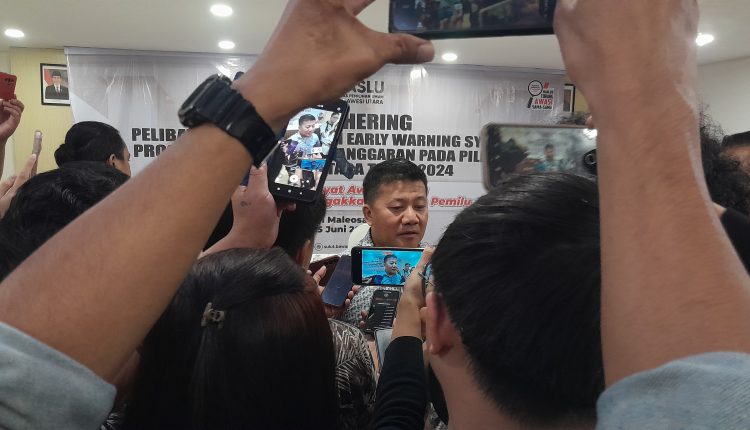 Komisioner Bawaslu Sulut, Steffen S. Linu Koordinator Divisi Pencegahan, Partisipasi Masyarakat dan Hubungan Masyarakat saat memberi keterangan terkait kegiatan media gathering