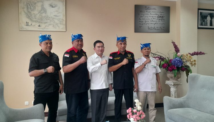 Pengurus Ormas Adat LBI Temui Ketua Fraksi PDIP DPRD Sulut,Senin (12/08/2024).(Foto:Noberd Losa)