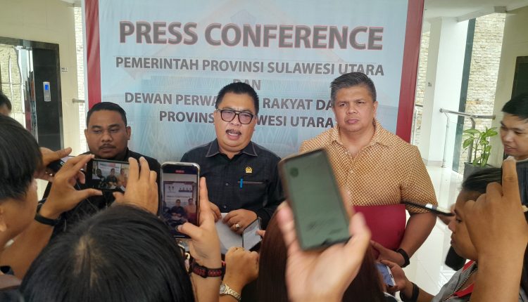 Ketua komisi I DPRD Sulut Fabian Kaloh Umumkan 7 Komisioner KPID Sulut periode 2024-2027,Rabu (21/08/2024).(foto:Noberd Losa)