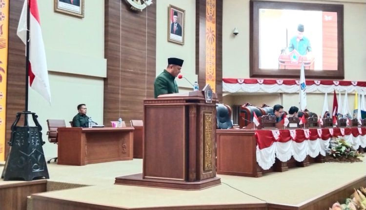 Jems Tuuk Ketua Pansus Perda Pemajuan Kebudayaan Daerah membacakan laporan di Paripurna DPRD Sulut,Selasa (20/08/2024).(Foto:Noberd Losa)