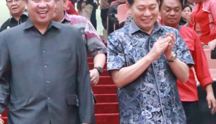 Wakil Gubernur Steven Kandouw dan Wakil Ketua DPRD Sulut Victor Mailangkay Saat Memasuki Ruang Paripurna,Kamis (05/06/2024) Malam.(foto:Noberd Losa)