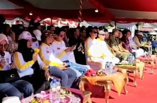 Tampak Ketua Dewan Perwakilan Rakyat Daerah (DPRD) Kabupaten Kaur, Januardi, menghadiri secara langsung pembukaan Festival Gurita Kaur 2026. Kegiatan ini berlangsung di Lapangan Merdeka Bintuhan, Jumat (22/05/2026).Foto:Yuli