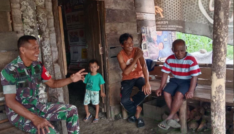 Babinsa Koramil 1303-09/Bolaang, Serka Tomi Mokodompit, di tengah masyarakat Desa Inobonto, Senin (07/09/2026), menjadi bagian dari pelaksanaan komunikasi sosial (Komsos) sekaligus upaya memperkuat kedekatan TNI dengan masyarakat.Foto:Farisa