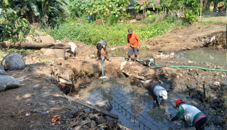 Senin (07/09/2026), pembangunan Jembatan Beton Garuda di atas Sungai Tua terus berlanjut.Foto:Farisa