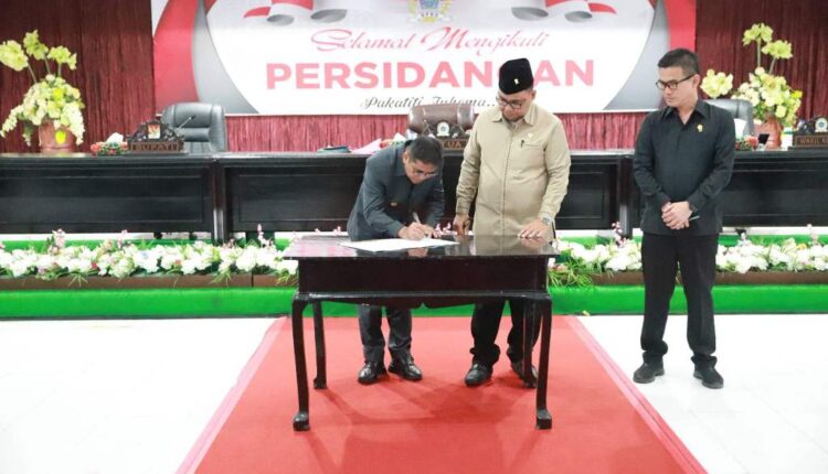 Plt Bupati Sitaro Heronimus Makainas menandatangani nota kesepahaman Ranperda perubahan APBD tahun 2026 disaksikan Ketua DPRD Moghtar Kaudis dan Wakil Ketua Alfrets Ronald Takarendehang.
